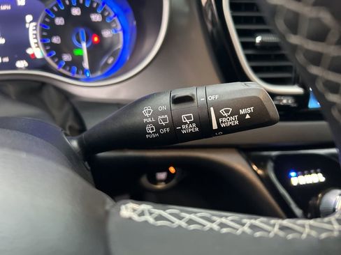 Used 2025 Chrysler Pacifica Select image 19