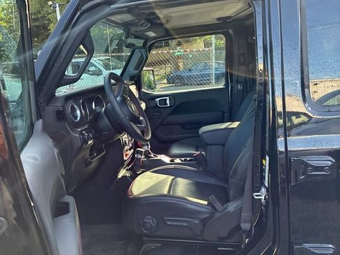 Used 2023 Jeep Gladiator Rubicon w/ Cold Weather Group AWD/4WD image 6
