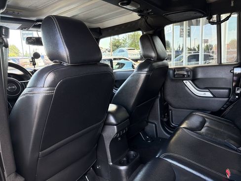 Used 2015 Jeep Wrangler Unlimited Rubicon w/ Dual Top Group AWD/4WD image 28