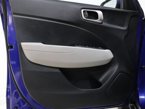 Used 2023 Hyundai Venue SEL FWD image 16