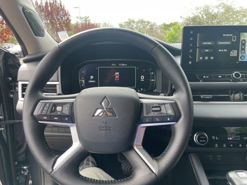 Used 2025 Mitsubishi Outlander SE image 9