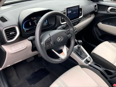 Used 2025 Hyundai Venue SEL image 17