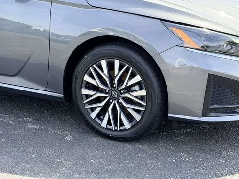 Used 2024 Nissan Altima 2.5 SV w/ SV Premium Package FWD image 7
