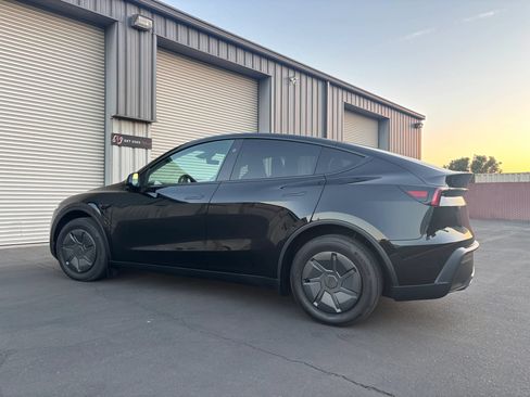 Used 2026 Tesla Model Y 2WD image 8