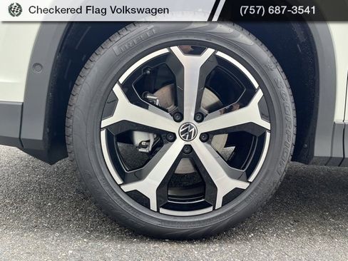 New 2025 Volkswagen Tiguan SE image 12