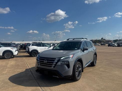 Certified 2025 Nissan Rogue Platinum FWD image 8