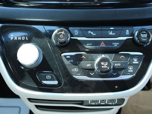 Used 2021 Chrysler Pacifica Touring-L FWD image 24