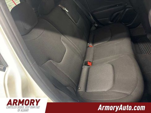 Used 2023 Jeep Renegade Latitude image 31