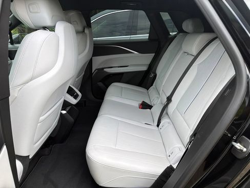 Used 2024 Cadillac Lyriq Luxury RWD image 7