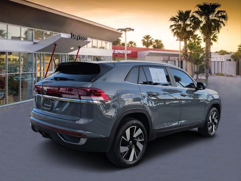 Used 2024 Volkswagen Atlas Cross Sport SE FWD image 3