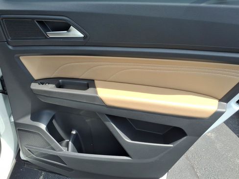 Certified 2022 Volkswagen Atlas Cross Sport SE w/ Panoramic Sunroof Package AWD/4WD image 11