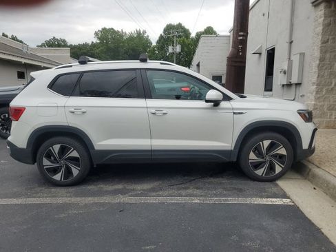 Used 2024 Volkswagen Taos SE AWD/4WD image 4