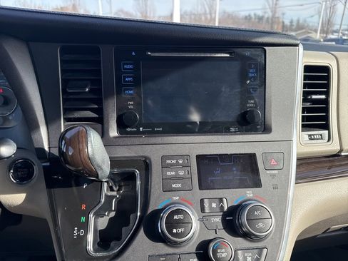 Used 2016 Toyota Sienna XLE Premium image 13