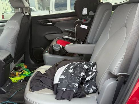 Used 2021 Toyota Highlander Limited image 34