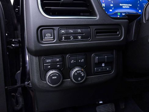 Used 2023 Chevrolet Tahoe Z71 w/ Luxury Package AWD/4WD image 7