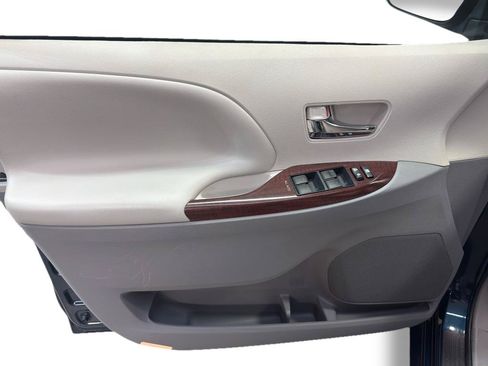 Used 2012 Toyota Sienna XLE w/ Entertainment Pkg FWD image 15