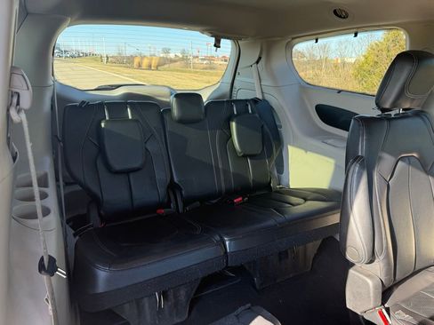 Used 2022 Chrysler Pacifica Touring-L image 14