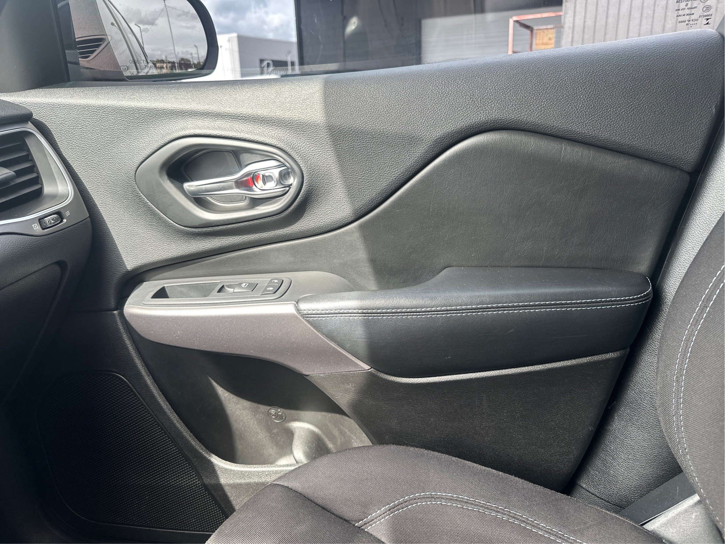 Used 2019 Jeep Cherokee Latitude w/ Cold Weather Group AWD/4WD image 21