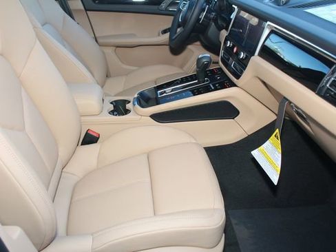 New 2026 Porsche Macan Base image 25
