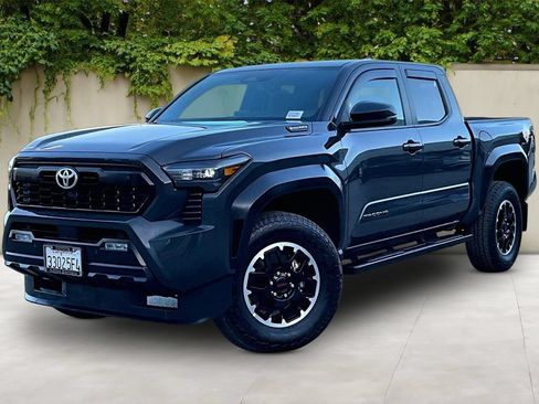 Used 2025 Toyota Tacoma TRD Off-Road w/ TRD Off Road Upgrade Package AWD/4WD image 3