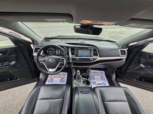 Used 2017 Toyota Highlander XLE w/ Carpet Mat Package AWD/4WD image 21