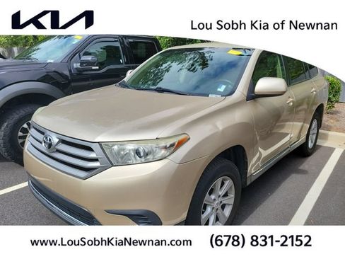 Used 2013 Toyota Highlander FWD w/ Cold Weather Pkg image 1