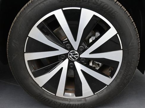 Used 2023 Volkswagen Taos SE w/ Panoramic Sunroof Package AWD/4WD image 23