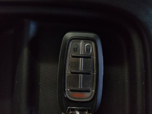 Used 2023 Chrysler Pacifica Touring FWD image 32