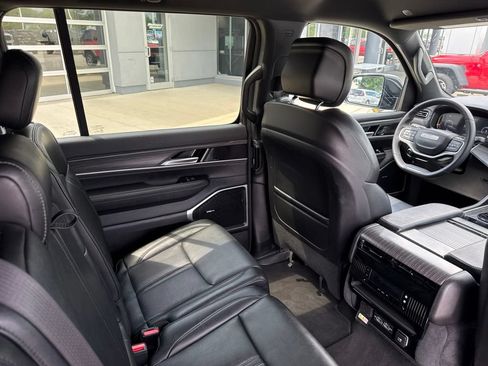 Used 2024 Jeep Wagoneer Series II w/ Flexible Seating Group AWD/4WD image 39