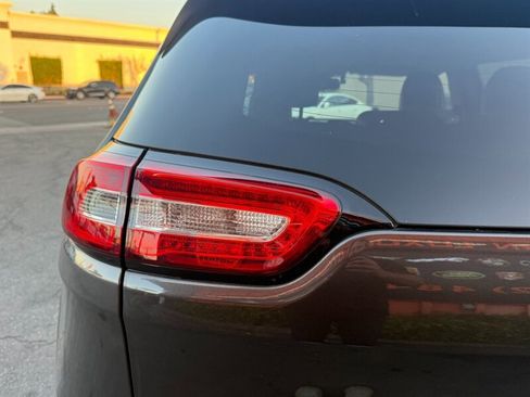Used 2016 Jeep Cherokee Limited FWD image 9