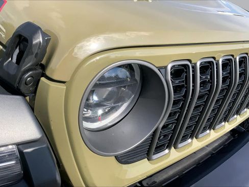 Used 2025 Jeep Gladiator Rubicon w/ Convenience Group AWD/4WD image 27