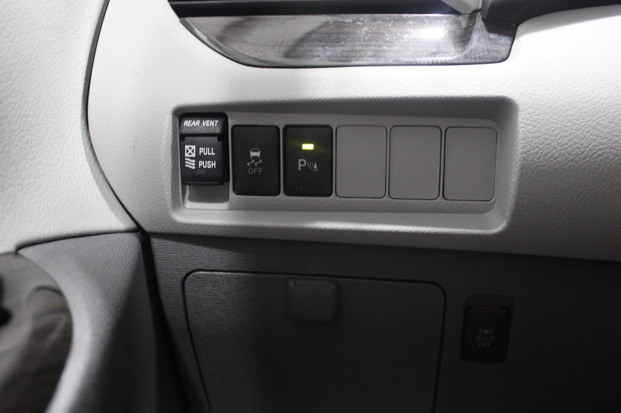 Used 2020 Toyota Sienna XLE w/ XLE Navigation Package FWD image 33