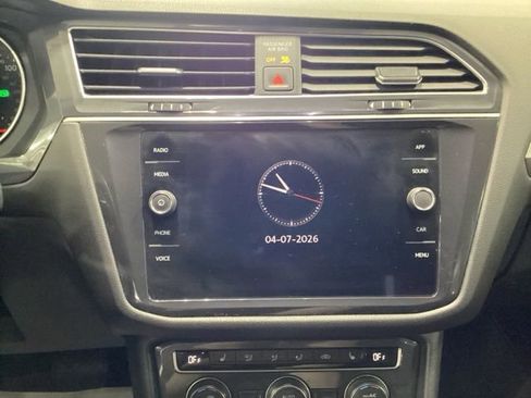 Used 2020 Volkswagen Tiguan SE w/ Panoramic Sunroof Package image 8