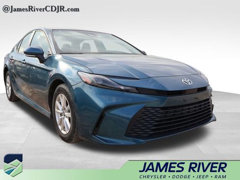 Used 2025 Toyota Camry SE image 8