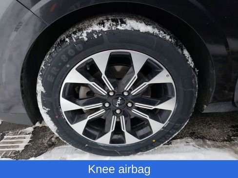 Used 2022 Kia Carnival EX image 28