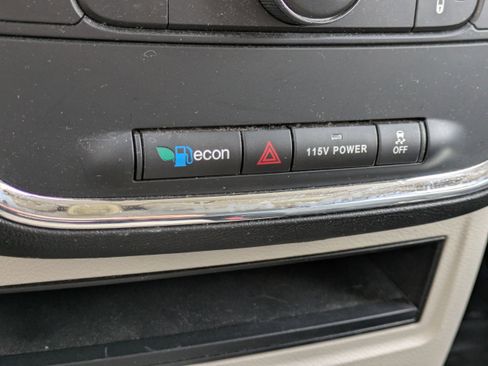 Used 2014 Chrysler Town & Country Touring image 26