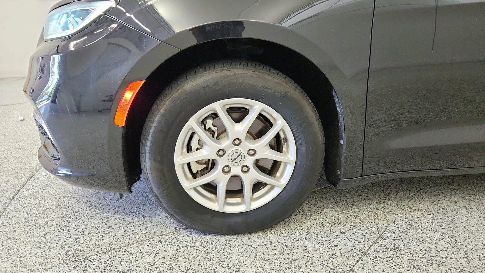 Used 2023 Chrysler Pacifica Touring-L FWD image 32