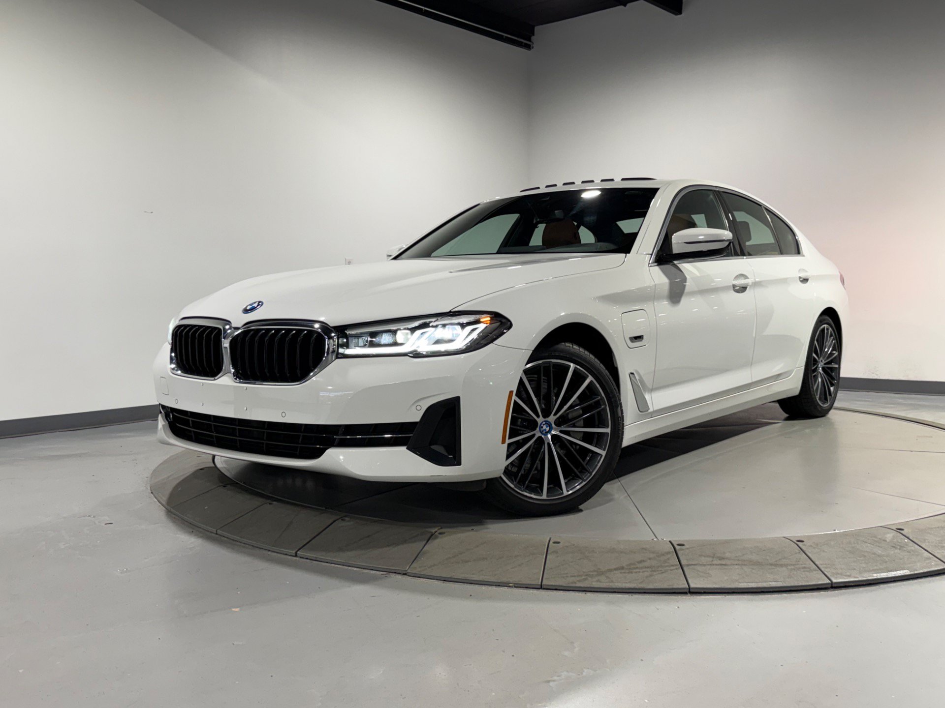 Used 2023 BMW 530e xDrive w/ Convenience Package AWD/4WD image 2