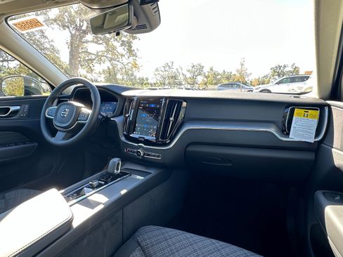 Used 2025 Volvo XC60 B5 Core w/ Protection Package Premier image 10