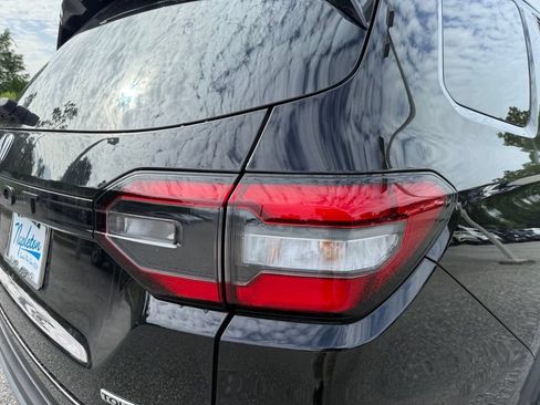 Used 2025 Honda Pilot Touring image 9