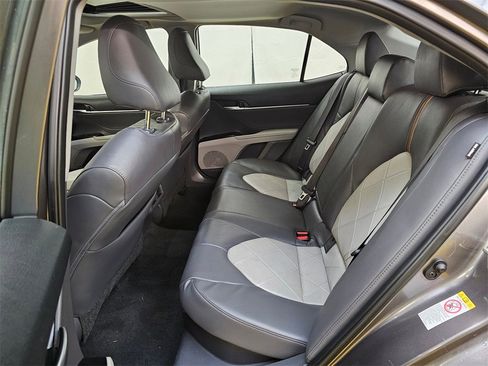 Used 2018 Toyota Camry XLE image 16