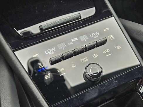 Used 2025 Porsche Cayenne AWD/4WD image 19