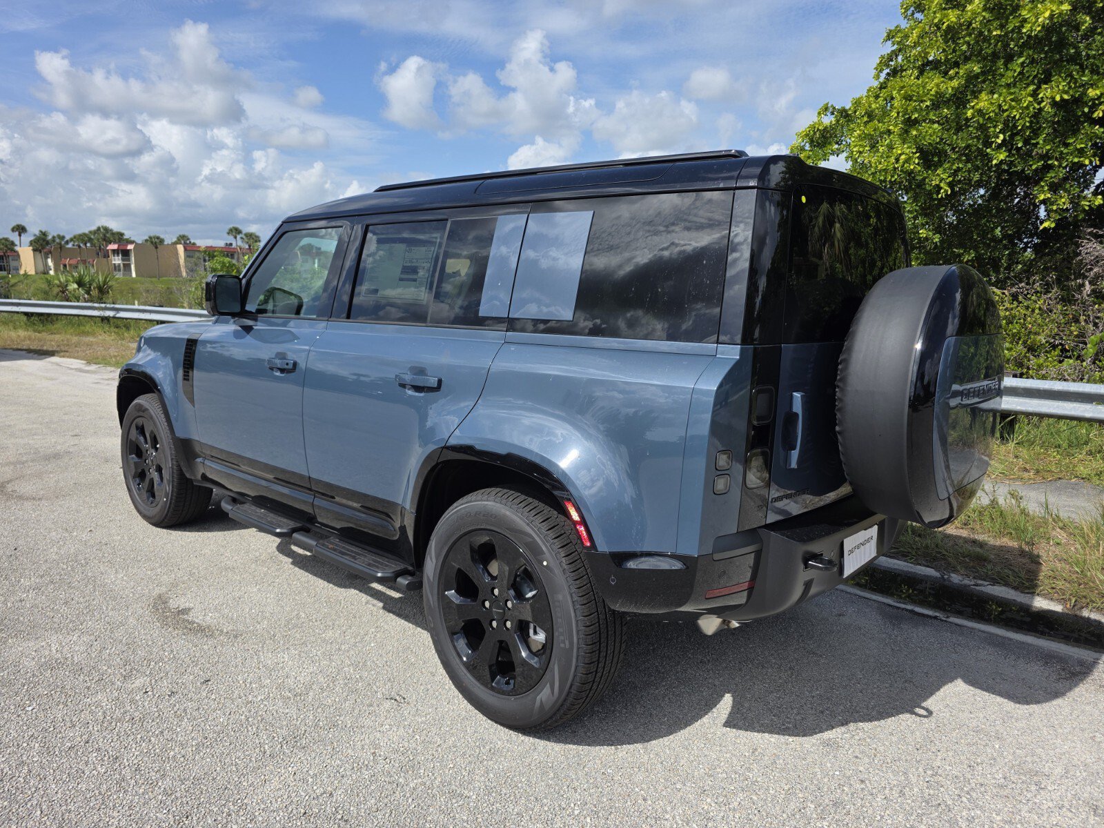 New 2026 Land Rover Defender 110 X-Dynamic SE AWD/4WD image 2