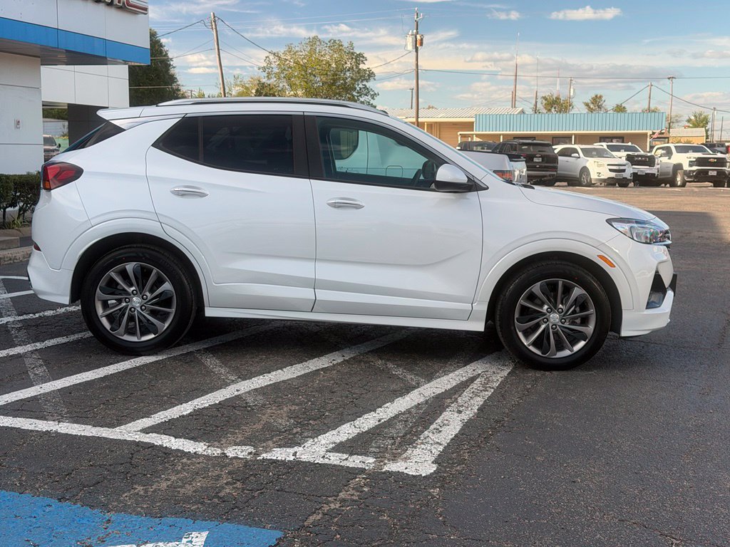 Used 2022 Buick Encore GX Select w/ Sport Touring Package FWD image 5