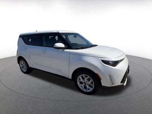Used 2025 Kia Soul LX w/ LX Technology Package FWD image 2