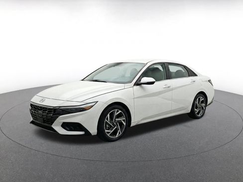 Used 2025 Hyundai Elantra SEL FWD image 3