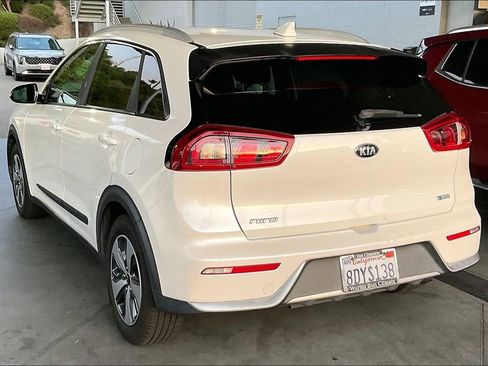 Used 2018 Kia Niro EX FWD image 4