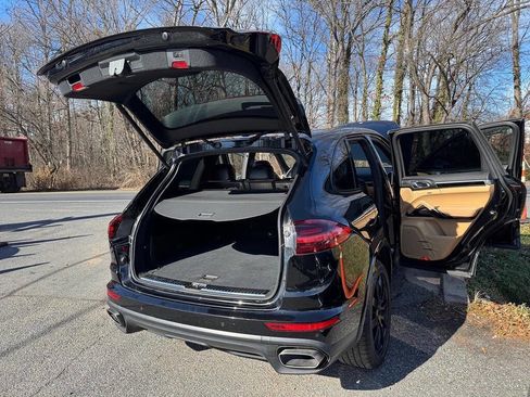 Used 2017 Porsche Cayenne Platinum Edition w/ Premium Package (PJV) image 8