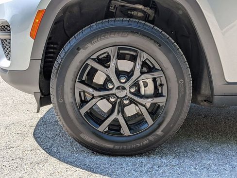 Used 2025 Jeep Grand Cherokee Altitude AWD/4WD image 29