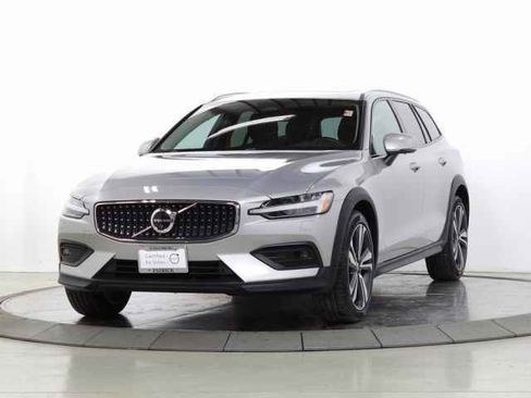 Certified 2025 Volvo V60 B5 Cross Country Plus image 4
